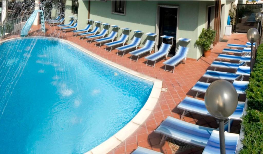 hotel-la-fiorita-rimini-piscina