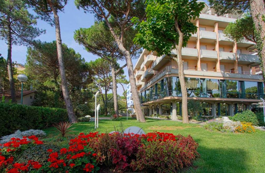 club-familie-hotel-michelangelo-milano-marittima-giardino