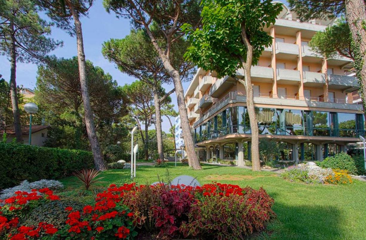 club-family-hotel-michelangelo-milano-marittima-giardino