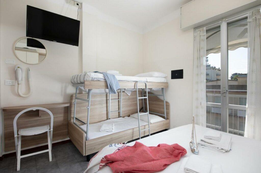 hotelvillamadana-camera-letto-castello