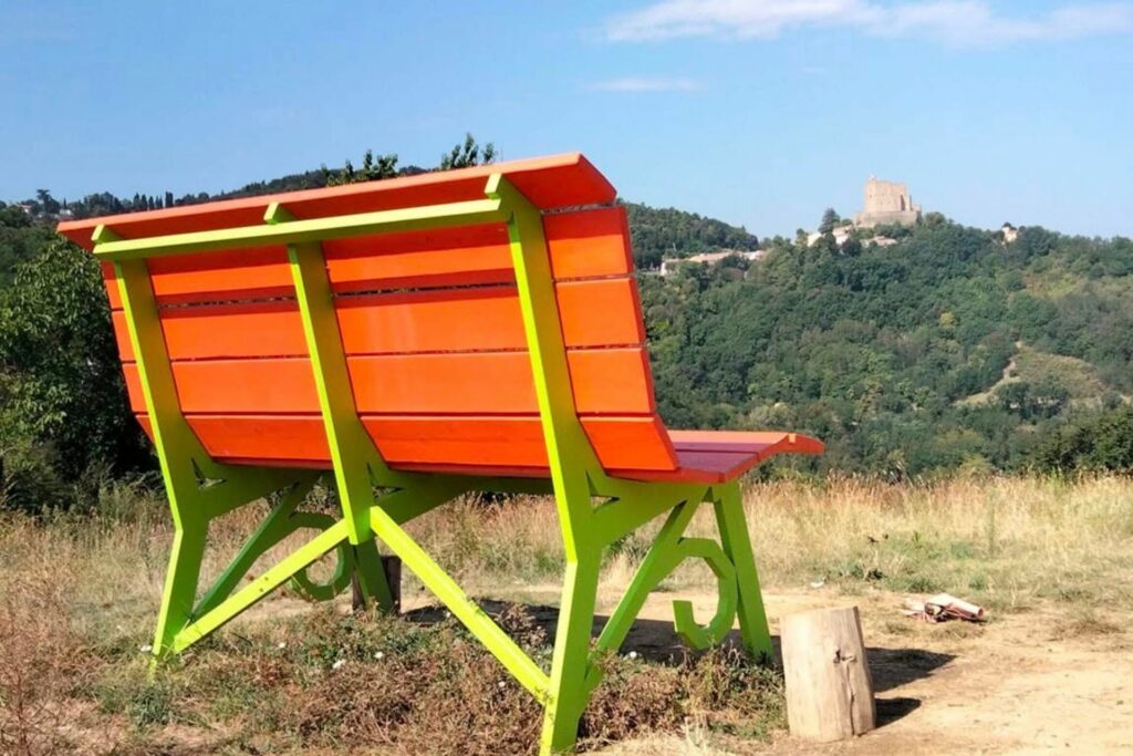 A big chair with a view of Montefiore: discover the Big Bench #310 and slow tourism