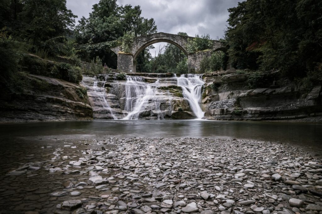 Brusia Waterfalls and the Donkey Back Bridge: A Guide for a Day in the Heart of Nature