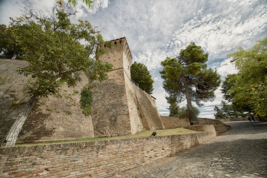 Montegridolfo: storia, cultura e tradizioni di un borgo fortificato tra Romagna e Marche