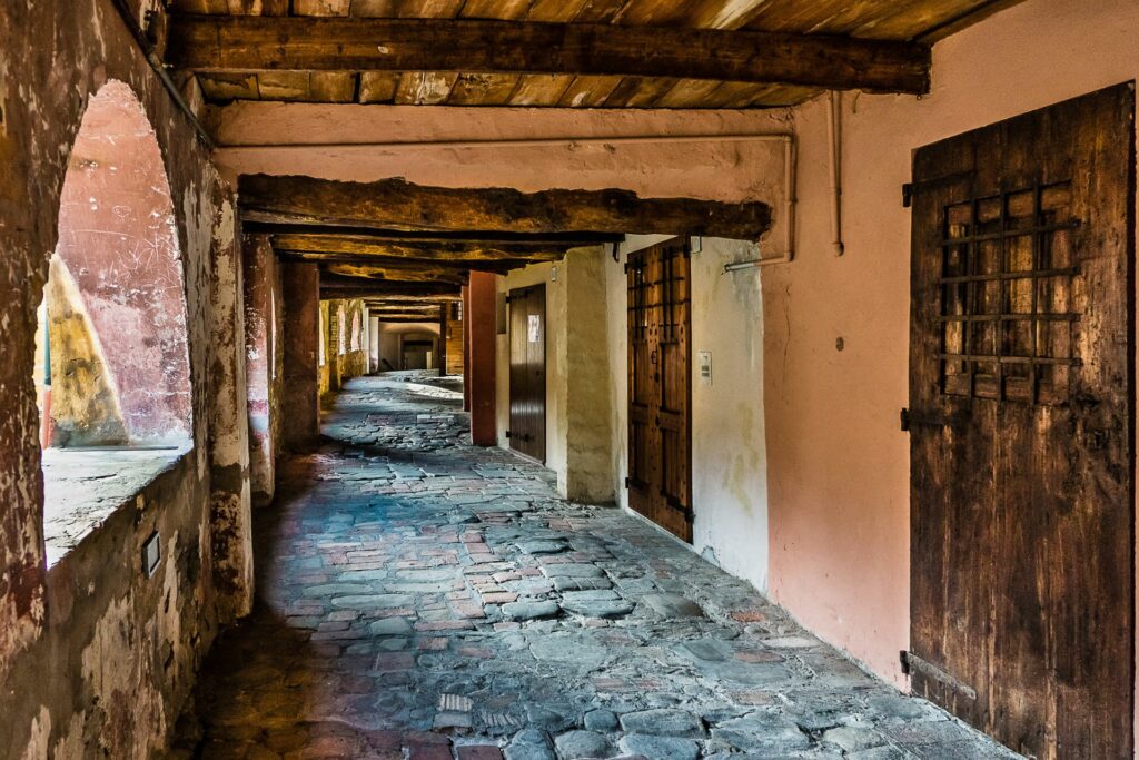 La Via del Borgo o degli Asini: un viaggio nel tempo a Brisighella
