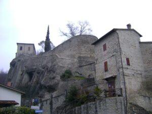 Cusercoli: ein Dorf zwischen Schlössern, Glauben und Handwerk