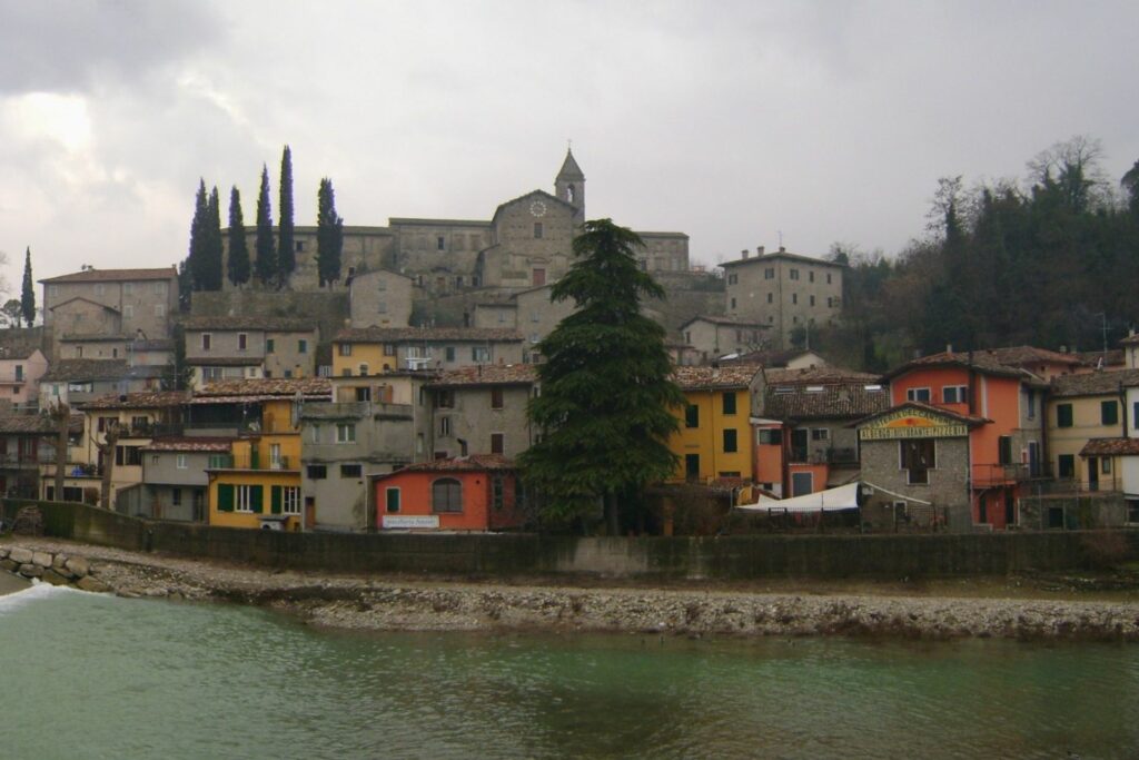 Cusercoli : un village entre châteaux, foi et artisanat