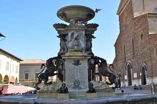 Fontana Monumentale di Faenza. Eleganza barocca in Piazza della Libertà