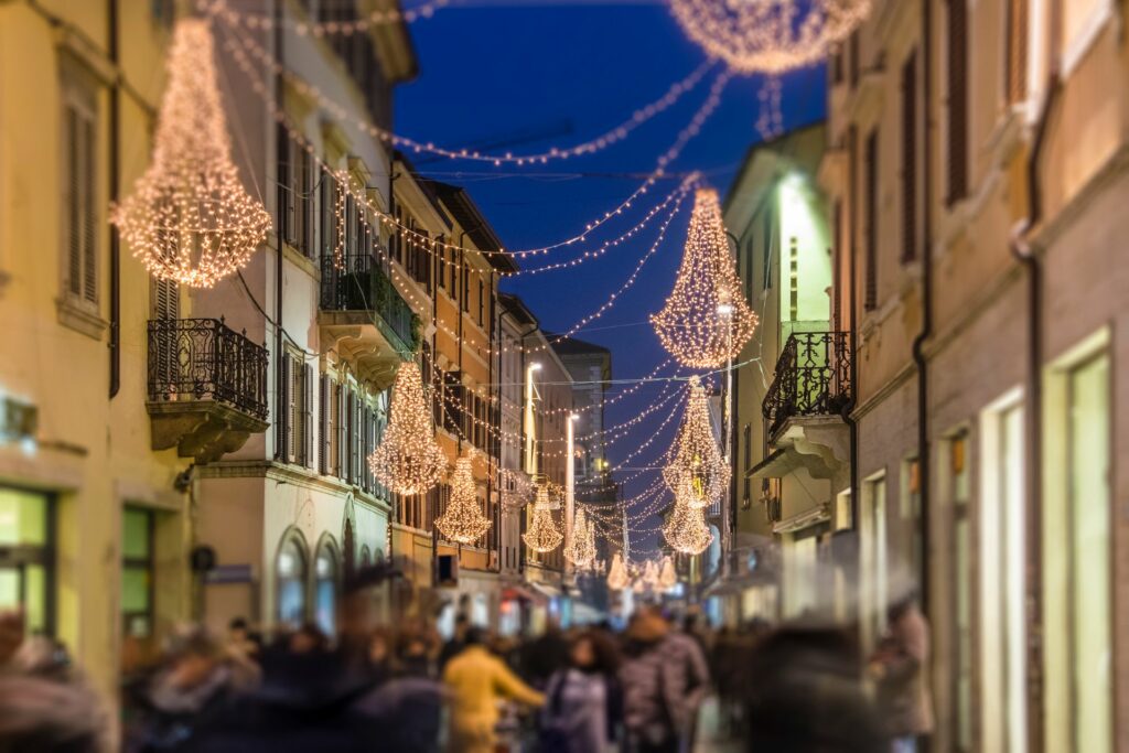 Quelle est la rue la plus célèbre de Rimini ? Découvrez le Corso d'Augusto, la route de l'histoire