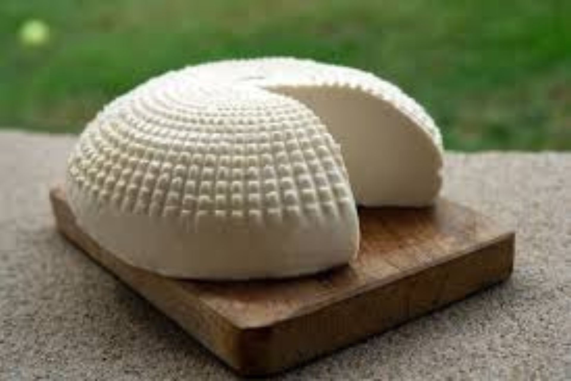 Il Raviggiolo del Montefeltro: il formaggio fresco che profuma di tradizione